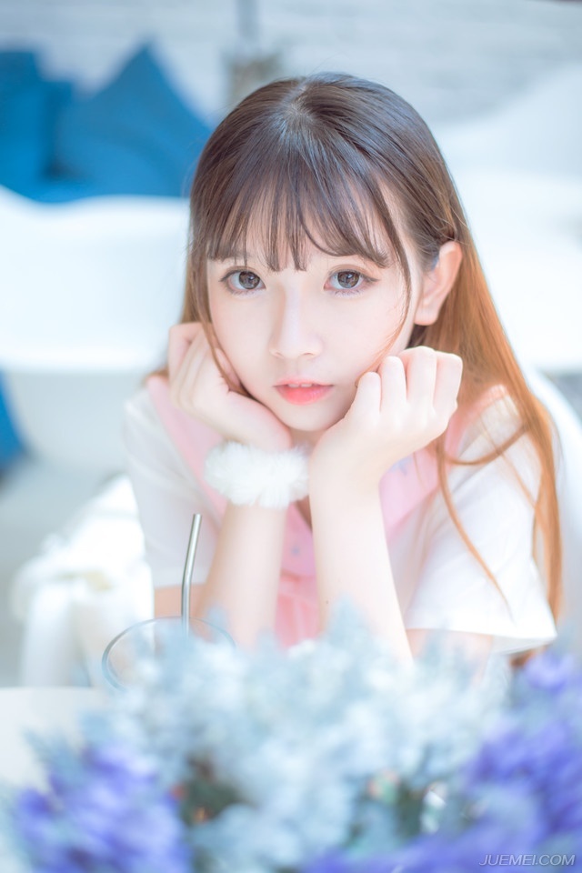 就这么望著吧，直到把浮世望成眼睫上的尘埃。如果，子夜想醉，有什么比叹息更畅怀的?子夜想歌，有什么比忘川之水更能断愁?——三毛